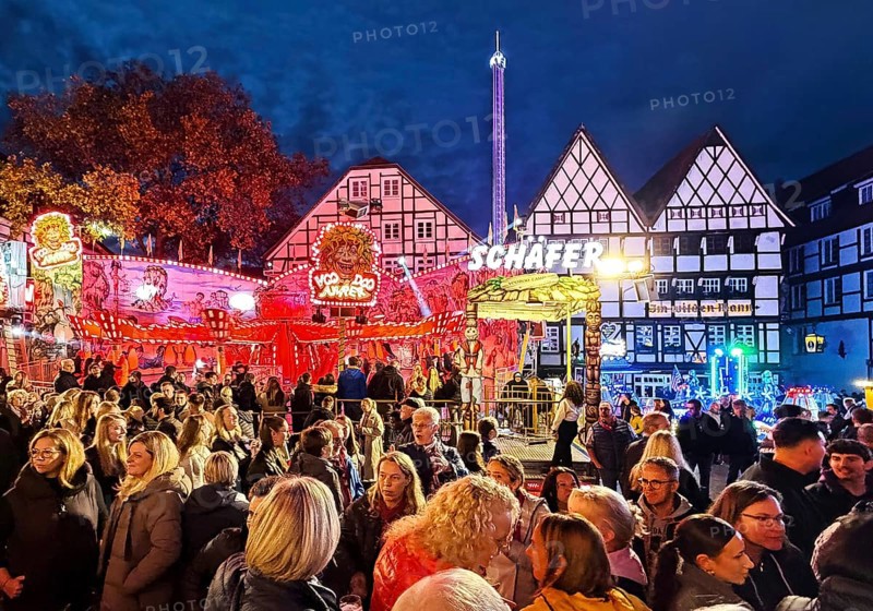 Many people at the All Saints Fair in the evening in front of half-timbered houses, Old Town, Soest, North Rhine-Westphalia, Germany