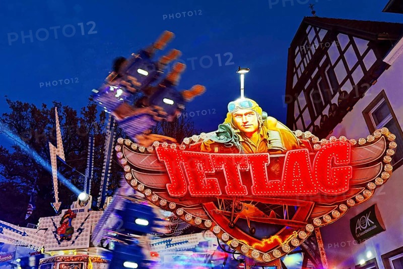 Jet lag ride at the All Saints Fair in front of a half-timbered house, Altstadt, Soest, North Rhine-Westphalia, Germany
