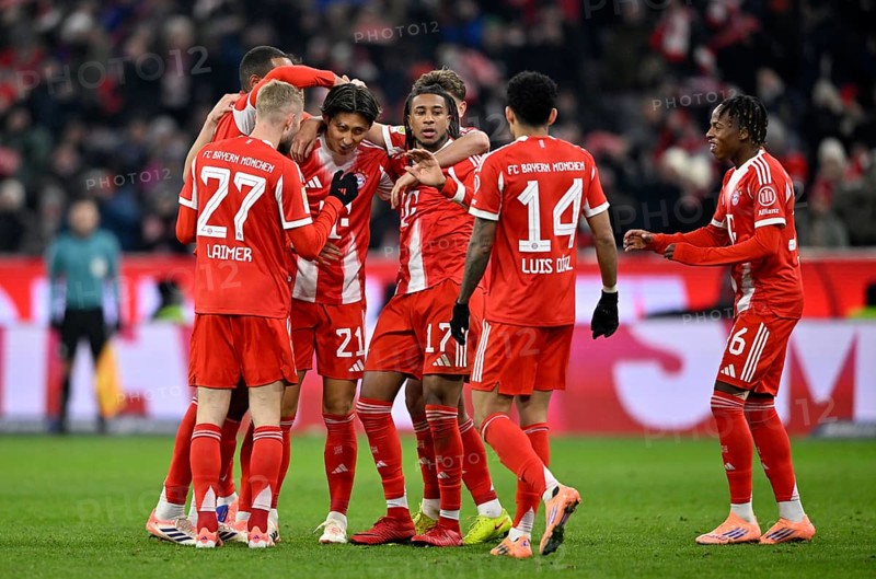 Goal cheers Konrad Laimer FC Bayern Munich FCB (27) Jonathan Tah FC Bayern Munich FCB (04) Hiroki Ito FC Bayern Munich FCB (21) Michael Olise FC Bayern Munich FCB (17) Tom Bischof FC Bayern Munich FCB (20) Luis Diaz FC Bayern Munich FCB (14) Wisdom Mike FC Bayern Munich FCB (36) Allianz Arena, Munich, Bayern, Germany