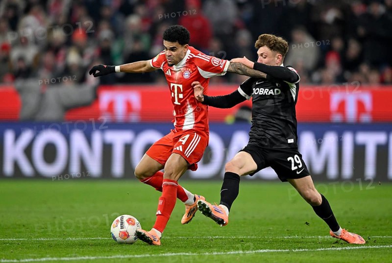 Duel, action Philipp Treu SC Freiburg SCF (29) against Luis Diaz FC Bayern Munich FCB (14) Allianz Arena, Munich, Bayern, Germany