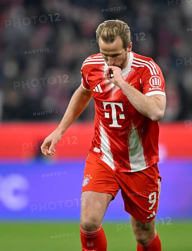 Goal cheer Harry Kane FC Bayern Munich FCB (09) gesture gesture kisses wedding ring, Allianz Arena, Munich, Bayern, Germany
