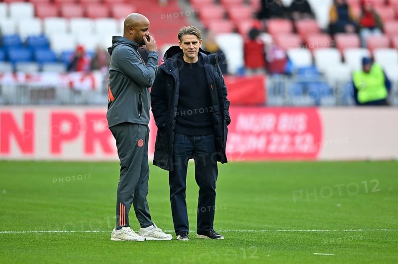 Coach coach Vincent Kompany FC Bayern Munich FCB talking to sports director Christoph Freund FC Bayern Munich FCB Allianz Arena, Munich, Bayern, Germany