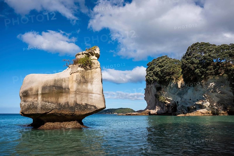 Cathedral Cove in New Zealand. Sea, sandy beach and limestone cliffs. On the left, the Smiling Sphinx rock. Cathedral Cove, Hahei, Coromandel Peninsula, Waikato, New Zealand