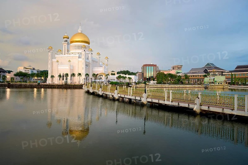 Masjid Omar Ali Saifuddien Mosque reflecting in pond at sunset, Bandar Seri Begawan, Brunei
