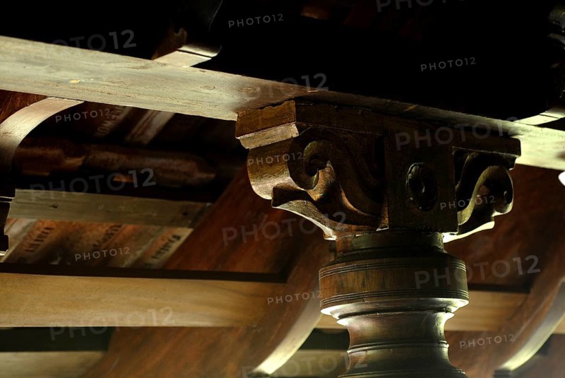 Artistic carvings, wooden roof structure, Heritage Hotel Privacy, Vembanad Lake, Kerala, India