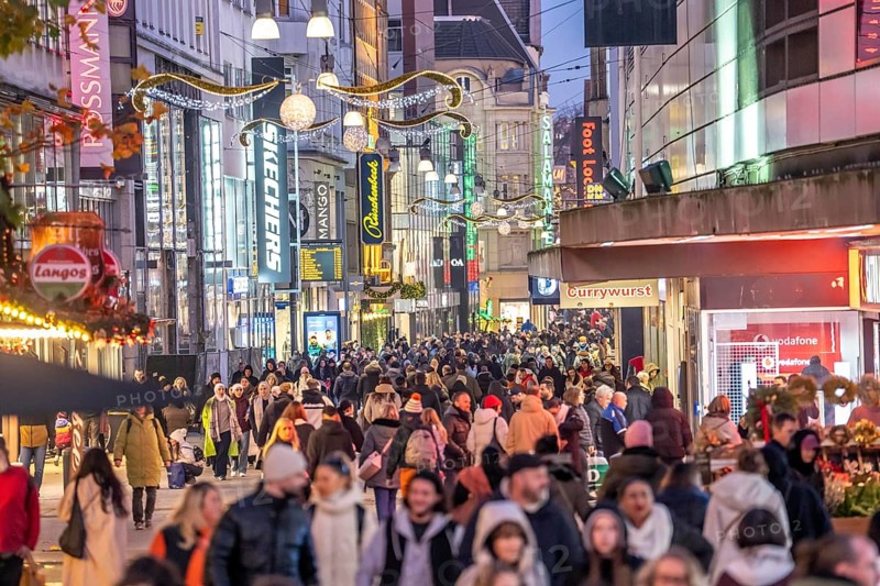 The Westenhellweg in Dortmund, pedestrian zone, city center, busy shopping street in mid-November, North Rhine-Westphalia, Germany