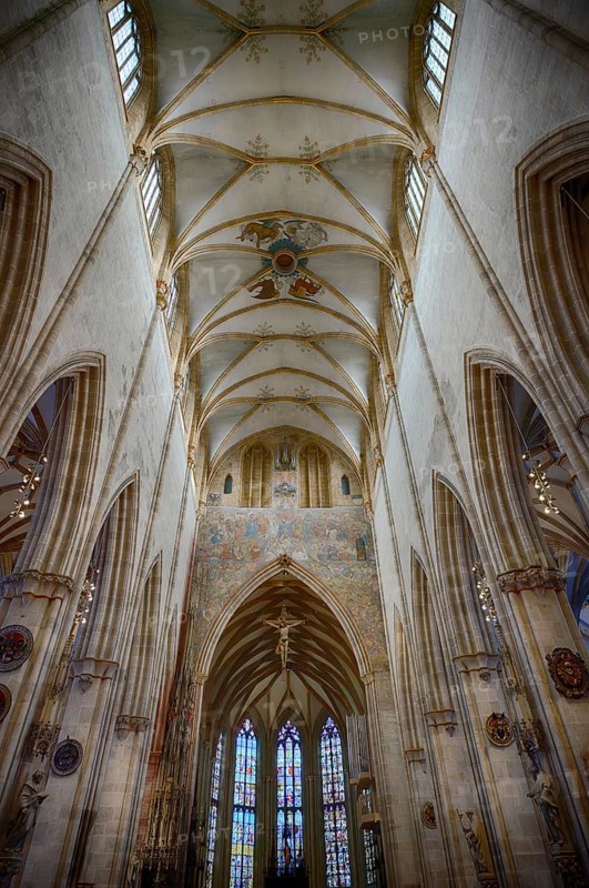 Interior view, central nave facing east, triumphal arch fighter with Jesus on the cross, vaulted ceiling, church ceiling, interior view, Our Lady of Ulm, Ulm Münster, Ulm, Baden-Württemberg, Germany