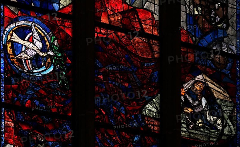 Interior photo, Dove of Peace, Window of the Promise by Peter Valentin Feuerstein, stained glass window, Our Lady of Ulm, Ulm Münster, Ulm, Baden-Württemberg, Germany