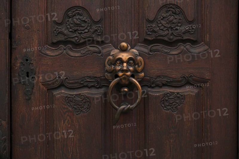 Detailed view, door knob, knocker, portal, Leube historic house, Leube house, old town, Ulm, Baden-Württemberg, Germany