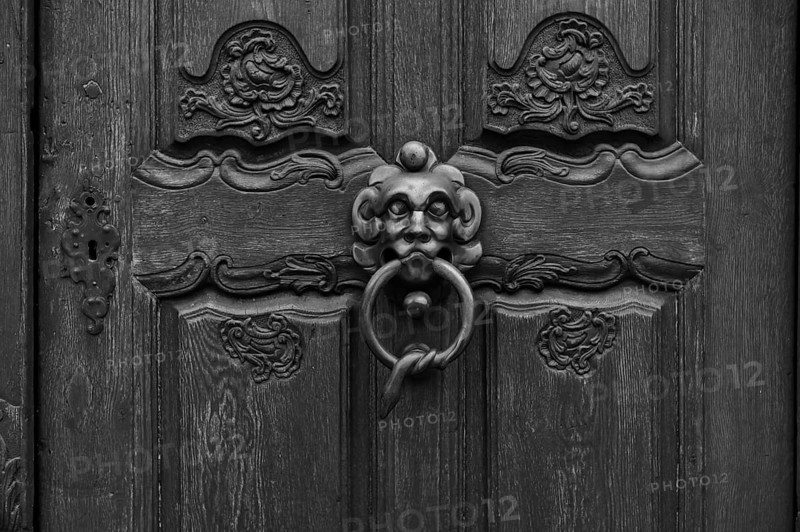 Detailed view, door knob, door knocker, portal, historic Leube house, Leube house, old town, Ulm, black and white, Baden-Württemberg, Germany