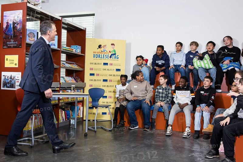 Thorsten Frei, Head of the Federal Chancellery, comes to the reading at the Nationwide Reading Day at Robert Reinick Elementary School in Berlin on 21.11.2025. He thus represents Federal Chancellor Friedrich Merz, who cancelled at short notice due to urgent scheduling reasons