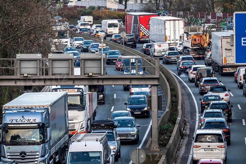 Autobahn A40, Ruhrschnellweg, traffic jams on both roads, at the Ruhrschnellwegstunnel in Essen, rush hour traffic, AS Essen-Huttrop, NR, Germany