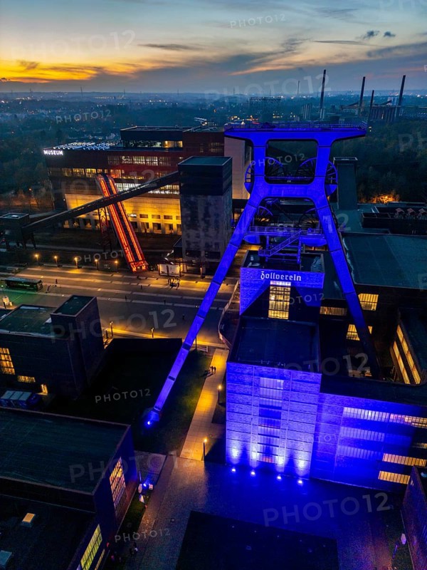International Children's Rights Day, in addition buildings around the world are illuminated blue, over 60 in Germany, blue illumination for the worldwide action of the United Nations Children's Fund, UNICEF, here the UNESCO World Heritage Zeche Zollverein, the Doppelbock conveyor framework of Schacht XII, Essen, North Rhine-Westphalia