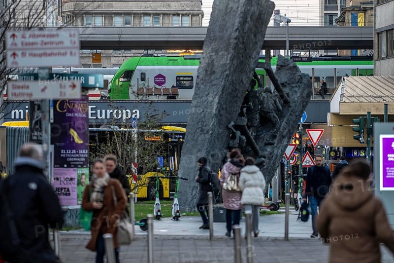 Downtown Essen, passers-by at Europaplatz, main train station, mining monument Steile Lagerung, North Rhine-Westphalia, Germany