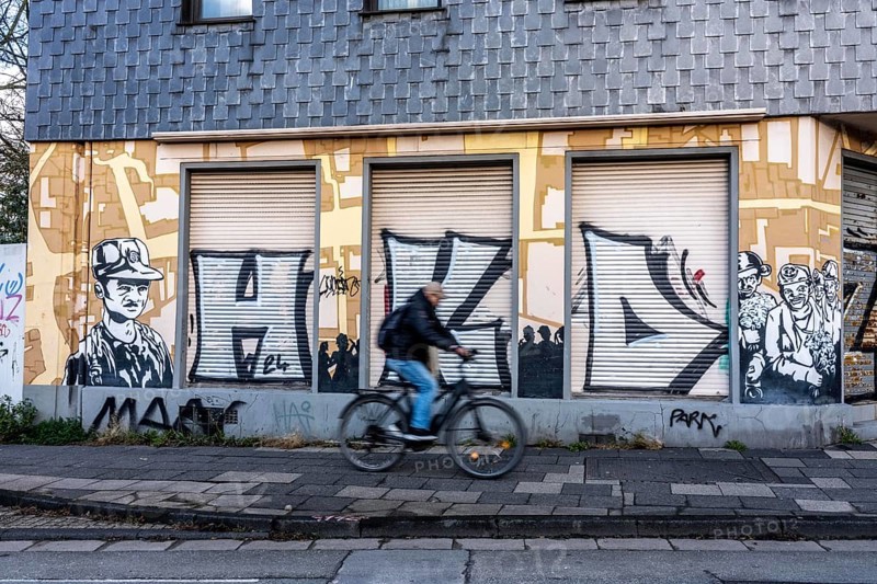 Street art in Essen, graffiti on an empty building on Varnhorststraße, city center, North Rhine-Westphalia, Germany