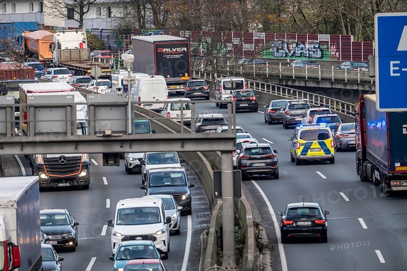 A40 motorway, Ruhrschnellweg, police car, patrol car during an emergency trip with flashing lights, functioning emergency lane, traffic jam on both roads, at the Ruhr expressway tunnel in Essen, rush hour traffic, AS Essen-Huttrop, NR, Germany
