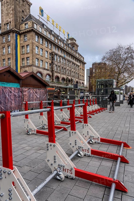 Christmas market in Essen, secured by a mobile anti-terrorist lock, modular, movable barrier against car and truck shooting, are opened or closed by a security guard as required, model Herner Truck Lock, HTS, on Willy-Brandt-Platz, in Essen, North Rhine-Westphalia, Germany