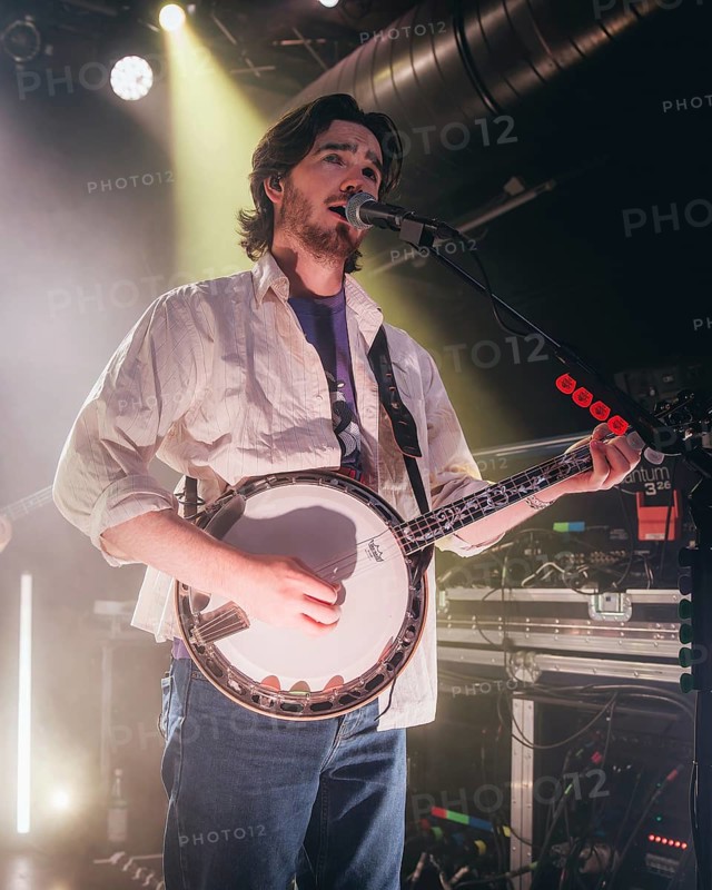 Eoghan McGoo McGrath, banjo player from Kingfishr live in Berlin Gretchen on 14.11.2025