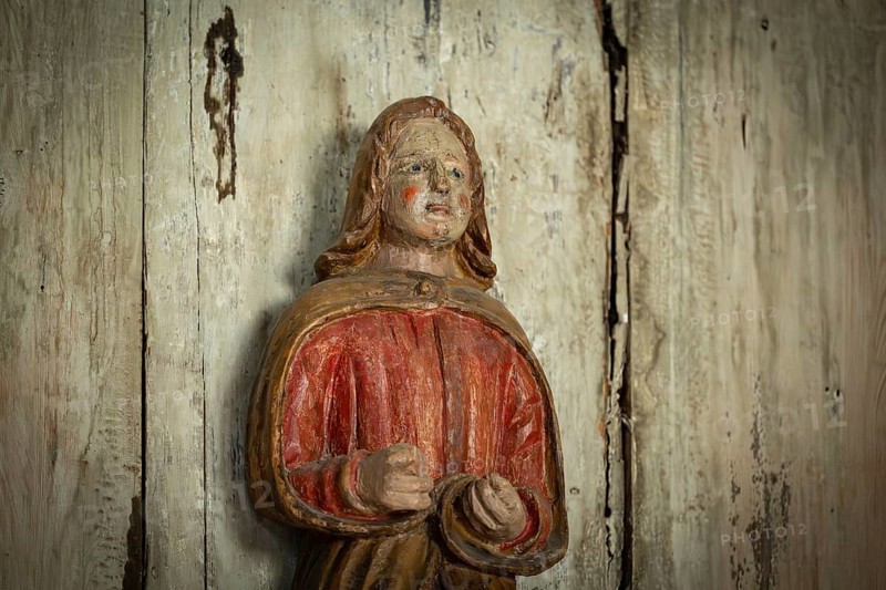 Carved wooden figure with red cape, Garmo Stave Church, Maihaugen open-air museum with houses and objects from farms in Gudbrandsdal, Lillehammer am Mjøsa Lake, Innlandet Fylke Municipality, Norway
