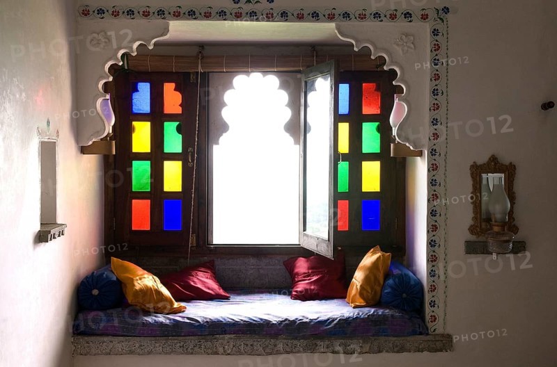 Cosy sitting area with colorful window and pillows, traditional style and cozy atmosphere, Palasthotel Karni Fort Bambora, Bambora, Rajasthan, India