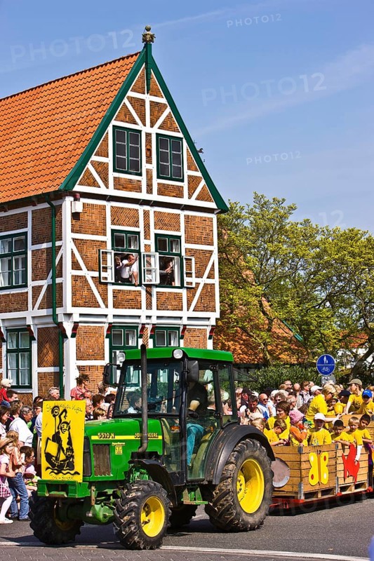 Tractor, parade, typical half-timbered house, town hall, architecture, blossom festival, York, parade, Altes Land, Germany