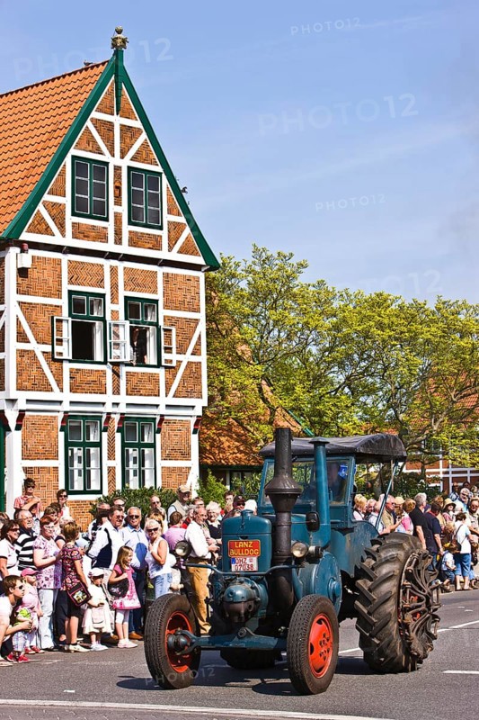 Lanz Bulldog, tractor, parade, typical half-timbered house, town hall, architecture, blossom festival, York, parade, Altes Land, Germany