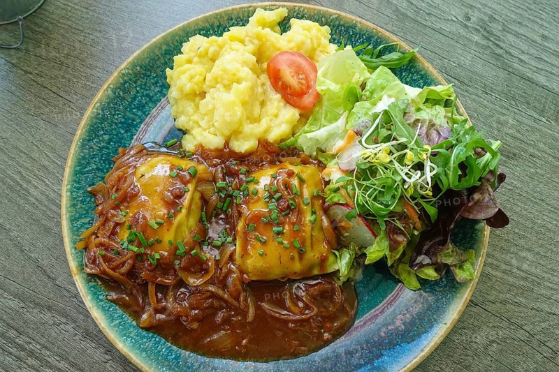 Swabian cuisine, ravioli with potato salad, gravy with onions, colorful salad, mixed salad side dish, main course served on plate, grandmother's cuisine, regional, home cooking, typical Swabian, traditional cuisine, food photography, Germany