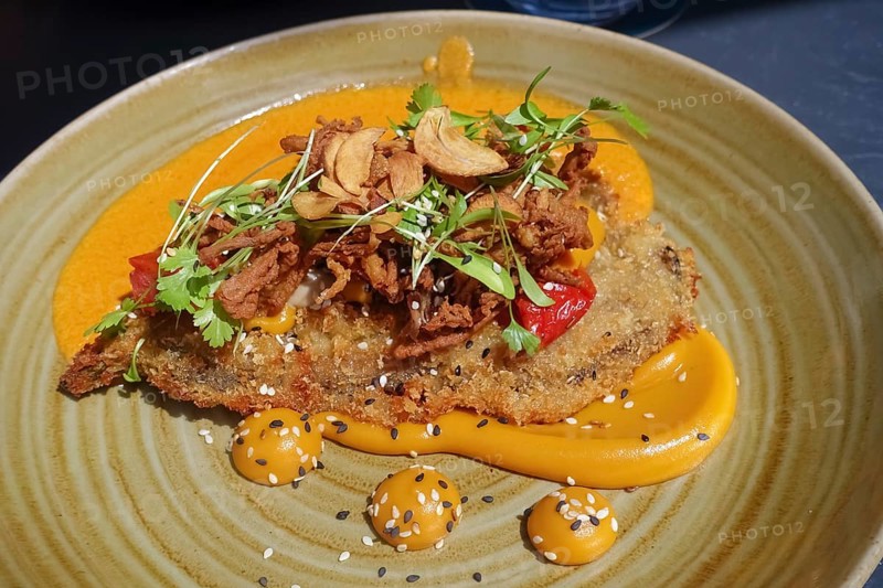 Wiener schnitzel, breaded veal schnitzel, meat dish served on plate, main course, breadcrumbs, salad topping, lemon slice, cranberries, restaurant 1821 Tübingen, restaurant, food photography, Tübingen, Baden-Württemberg, Germany