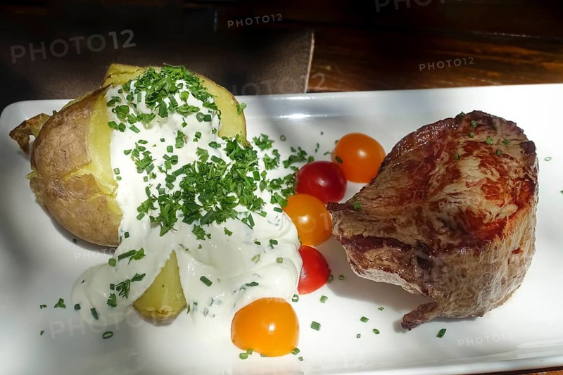Rump steak, slice of beef, baked potato with quark, herbs, cherry tomatoes, chives, food photography, fried, main course, restaurant, tavern, Tübingen, Baden-Württemberg, Germany