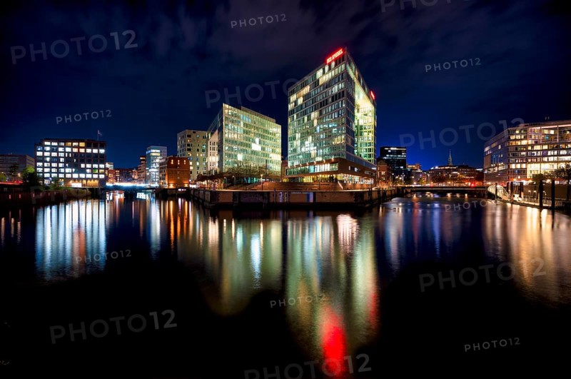Night view, publishing house Der Spiegel, lettering, mirror building, Ericus-Kontor, Ericusspitze, Elbe, Hafencity, Free and Hanseatic City of Hamburg, Germany