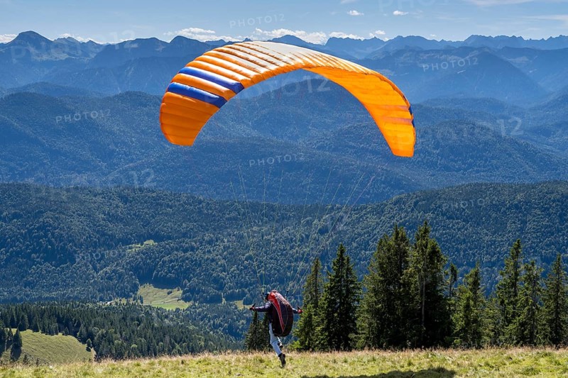 Paragliders starting at Brauneck, Bavarian Prealps, Isarwinkel, Lenggries, Upper Bavaria, Bavaria, Germany