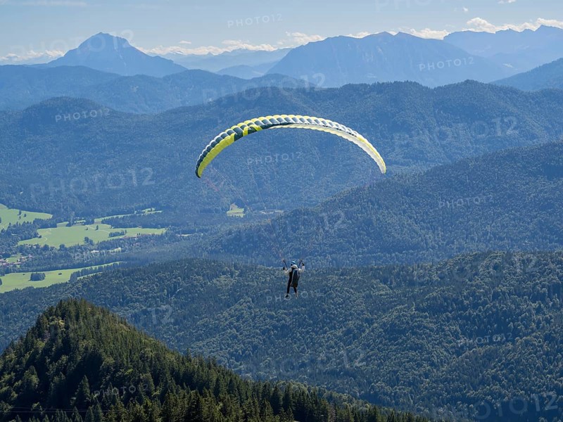 Paraglider am Brauneck, Bavarian Prealps, Isarwinkel, Lenggries, Upper Bavaria, Bavaria, Germany