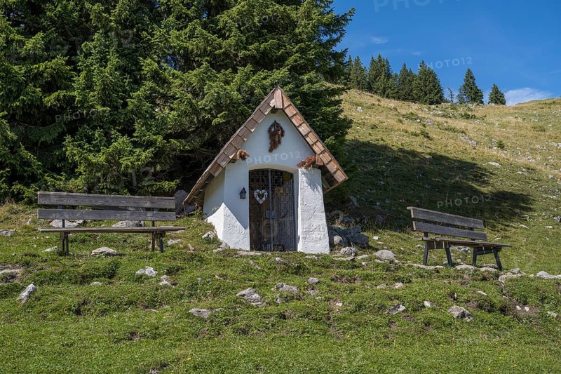 Chapel and two benches, Brauneck, Bavarian Prealps, Isarwinkel, Lenggries, Upper Bavaria, Bavaria, Germany
