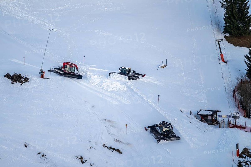 Three snow groomers level ski slopes, Hochbrixen in winter, Skiwelt Wilder Kaiser Brixental, Tyrol, Austria