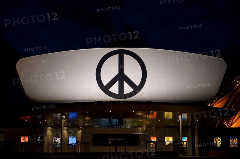 Night shot, oversized logo, sign, pictogram, PEACE, Stage Theater an der Elbe, musical, Michael Jackson, Free and Hanseatic City of Hamburg, Germany
