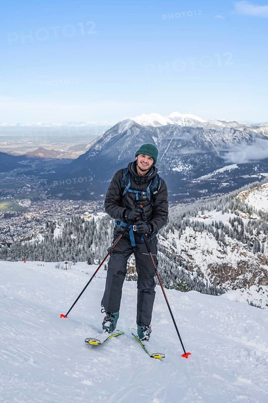 Happy ski tourer climbing to Längenfelderkopf, in winter, Wetterstein Mountains, Garmisch-Partenkirchen, Bavaria, Germany