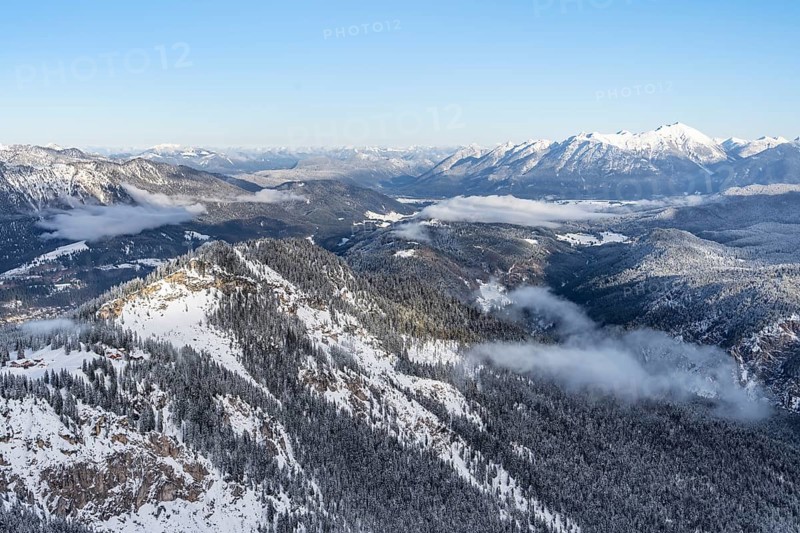 View of snow-covered mountain landscape across the Reintal towards the Estergebirge and Soierngruppe, view from Längenfelderkopf in winter, Wetterstein Mountains, Garmisch-Partenkirchen, Bavaria, Germany