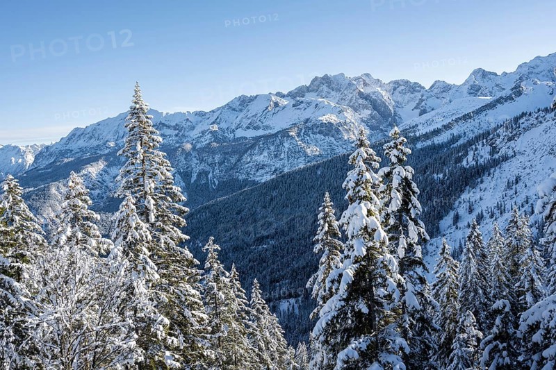 Snowy mountain landscape, ascent to Längenfelderkopf, view of Dreitorspitze, Wetterstein Mountains, Garmisch-Partenkirchen, Bavaria, Germany
