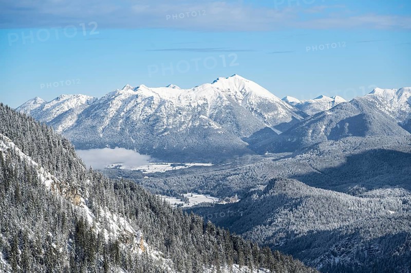 Snowy mountain landscape with peaks of the Ester Mountains and Soiern Group, ascent to Längenfelderkopf, in winter, Wetterstein Mountains, Garmisch-Partenkirchen, Bavaria, Germany