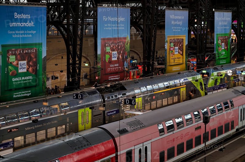 Interior view, RE, regional express, trains, tracks, platform, travelers, advertising, advertising, Ritter Sport chocolate, main station, Free and Hanseatic City of Hamburg, Germany