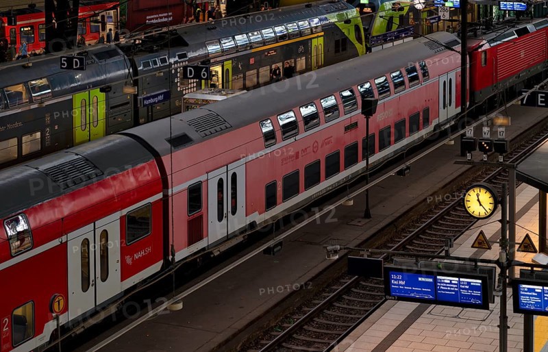Interior view, RE, regional express, trains, tracks, platform, travelers, main station, Free and Hanseatic City of Hamburg, Germany