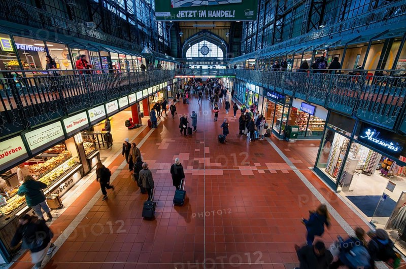 Interior view, lobby, shops, shopping, travelers, main station, Free and Hanseatic City of Hamburg, Germany