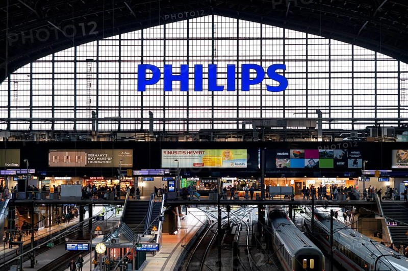 Interior view, trains, tracks, Philipps, logo, travelers, shops, shopping, main station, Free and Hanseatic City of Hamburg, Germany