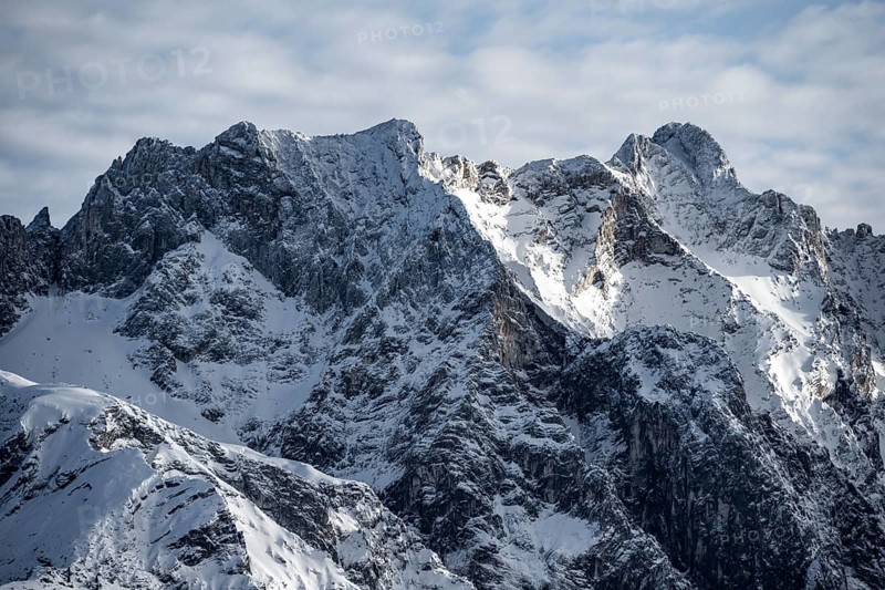 View of snow-covered peaks of Zugspitze and Jubiläumsgrat, view from Längenfelderkopf in winter, Wetterstein Mountains, Garmisch-Partenkirchen, Bavaria, Germany