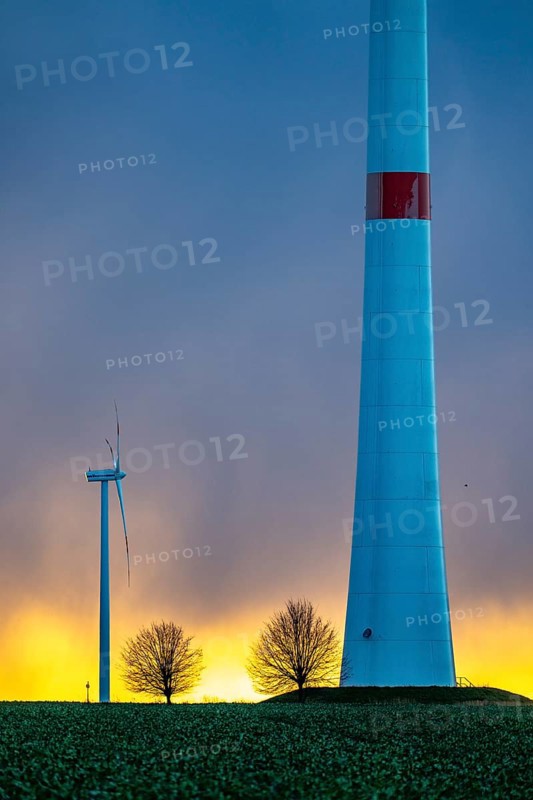 Königshovener Höhe onshore wind farm, on the A44 motorway near Bedburg, in front of the Jackerath triangle, autumn, sunset, recultivated open-cast mining site, Garzweiler open-cast lignite mine, operated by RWE and the city of Bedburg, North Rhine-Westphalia, Germany