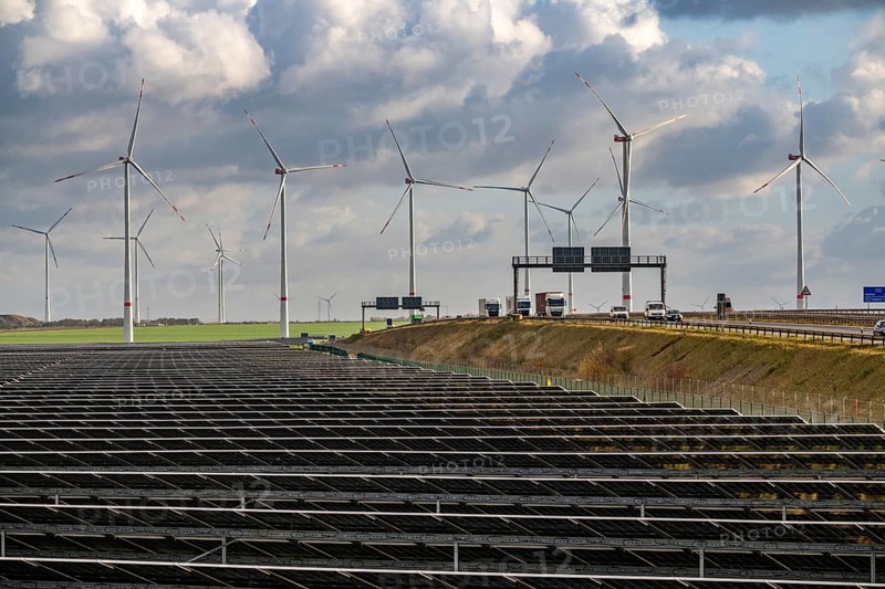 86.5 MW peak open-air photovoltaic systems, from RWE, with over 141, 000 solar modules, on a side strip, along the A44 motorway near Jüchen, at Dreieck Holz, recultivated open-cast mining site, Königshovener Höhe onshore wind farm, operated by RWE and the city of Bedburg, North Rhine-Westphalia, Germany