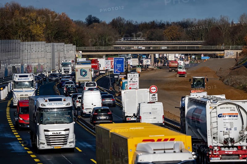 Motorway construction site, the A57 is extended to 6 lanes on the section between the Meerbusch interchange and the Oppum junction, traffic runs parallel to 2 narrowed lanes, Krefeld, North Rhine-Westphalia, Germany