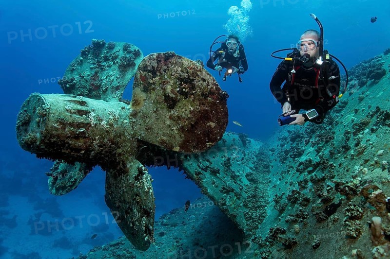 Diver and diver explore wreck, shipwreck, propeller, ship propeller, Salem Express, ferry, Port Safaga, Red Sea, Egypt