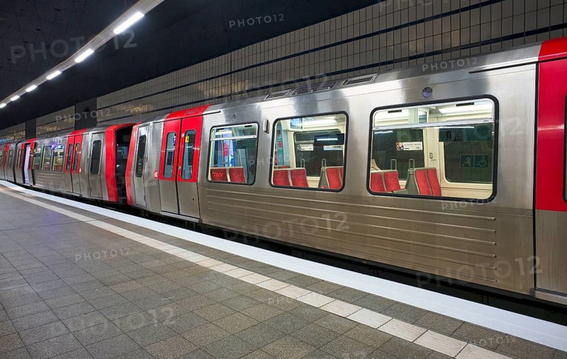 Steinstraße underground station, underground train, empty platform, stop, train station, subway, public transport, HVV, Hamburger Verkehrsverbund, Hochbahn, local transport, Free and Hanseatic City of Hamburg, Germany