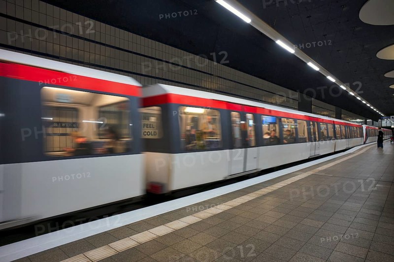 Steinstraße underground station, underground train, movement effect, passenger, platform, stop, train station, subway, public transport, HVV, Hamburger Verkehrsverbund, elevated railway, local transport, Free and Hanseatic City of Hamburg, Germany